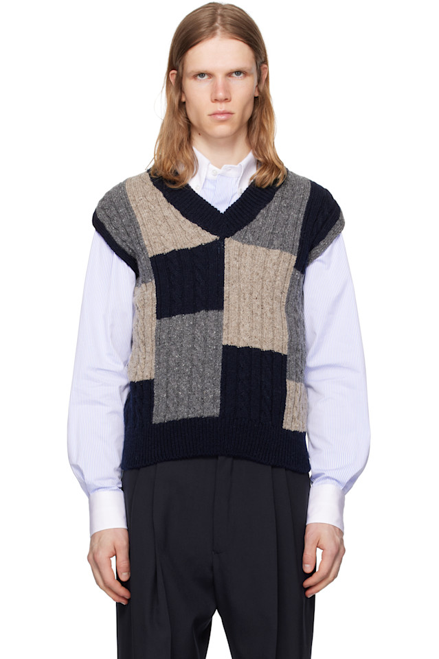 Вязаный жилет с V-образным вырезом, жаккардовыми узорами и косичками Thom Browne, мультиколор
Вязаный жилет с V-образным вырезом, жаккардовыми узорами и косичками Thom Browne, мультиколор
