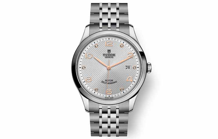 Коллекция 1926 Автоматический механический механизм Мужские часы 41 мм Серебряный циферблат Корпус из нержавеющей стали TUDOR
Коллекция 1926 Автоматический механический механизм Мужские часы 41 мм Серебряный циферблат Корпус из нержавеющей стали TUDOR