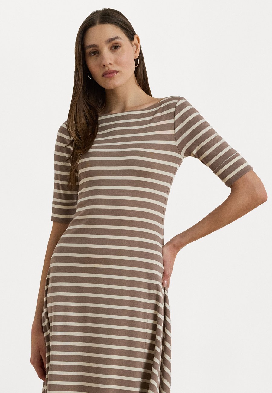 Платье Lauren Ralph Lauren STRIPED STRETCH COTTON MIDI DRESS, Taupe Brown/Mascarone Cream/Taupe
Платье Lauren Ralph Lauren STRIPED STRETCH COTTON MIDI DRESS, Taupe Brown/Mascarone Cream/Taupe