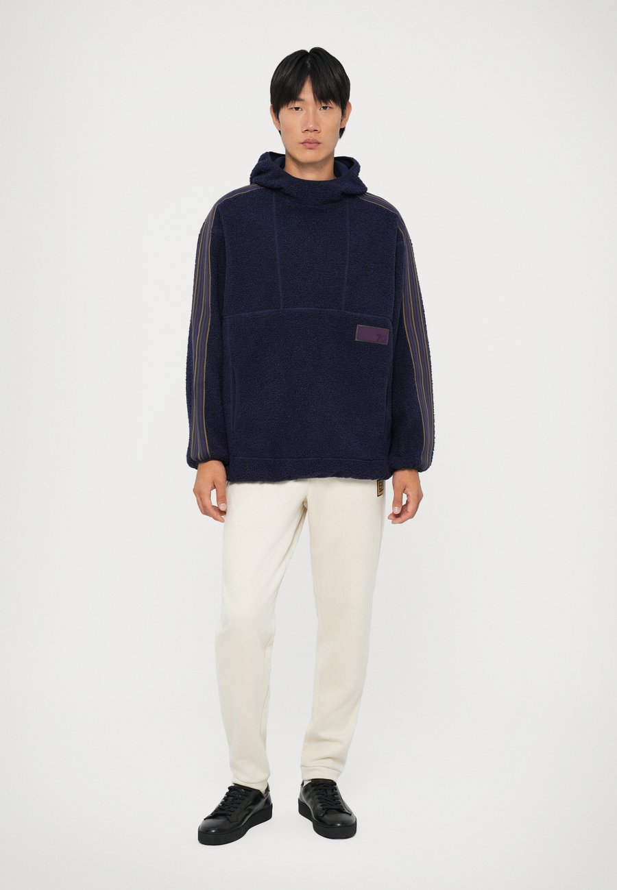 Джемпер EA7 Emporio Armani TRAIN HOODIE UNISEX, Evening Blue/Dark Blue
Джемпер EA7 Emporio Armani TRAIN HOODIE UNISEX, Evening Blue/Dark Blue