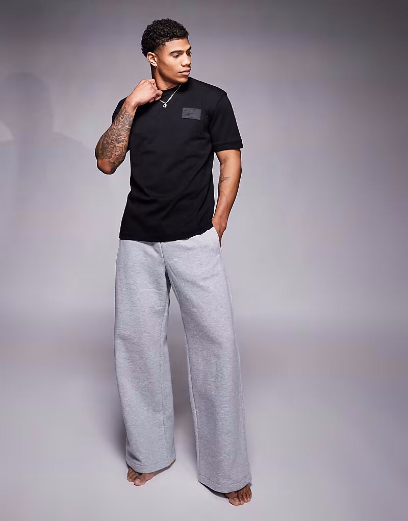 Футболка Armani EA7 свободного кроя с нашивкой-логотипом черного цвета
Футболка Armani EA7 свободного кроя с нашивкой-логотипом черного цвета