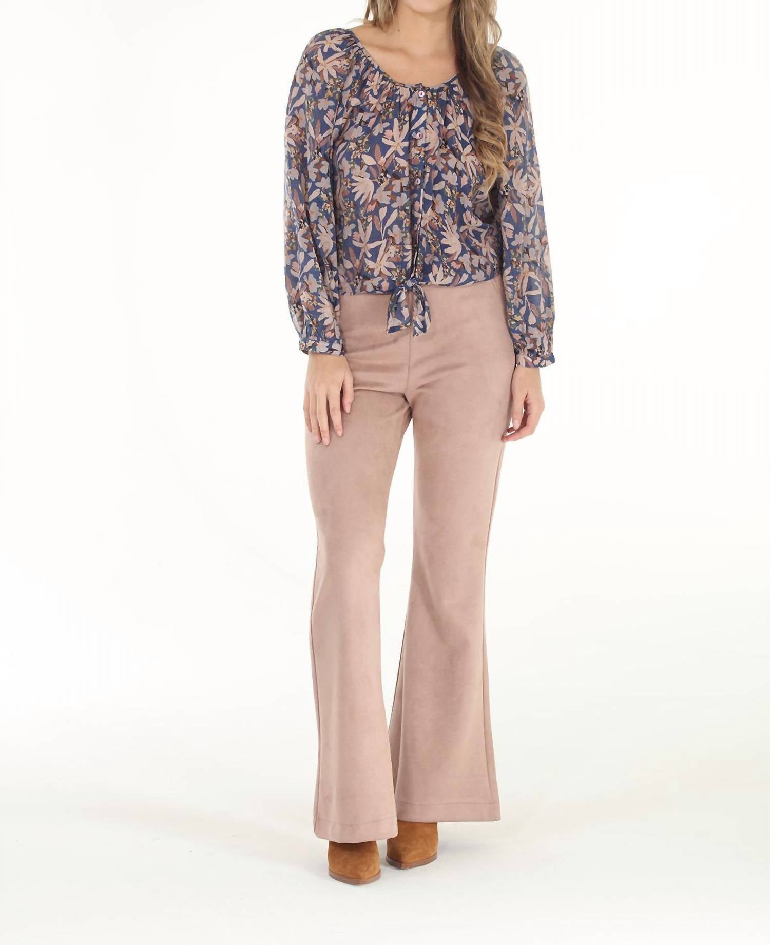 Голубая крестьянская блузка с цветочным принтом PAPARAZZI
Голубая крестьянская блузка с цветочным принтом PAPARAZZI