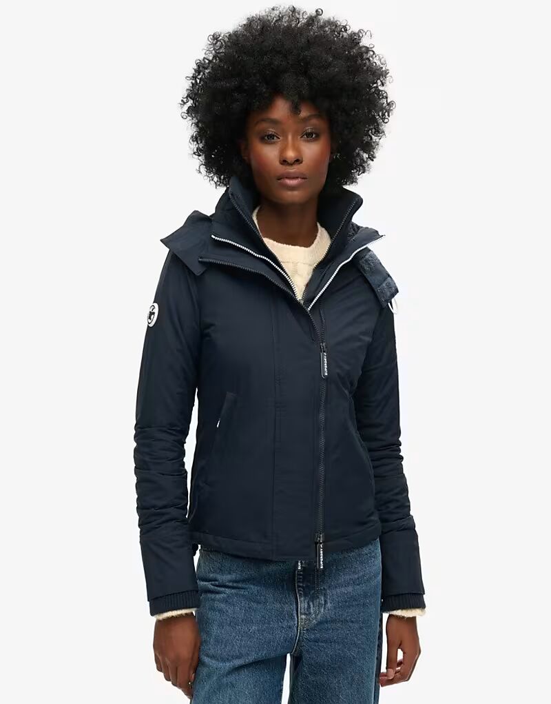 Ветровка Arctic SD-Windcheater Superdry Pop с капюшоном и застежкой-молнией в цвете Eclipse Navy/Ecru
Ветровка Arctic SD-Windcheater Superdry Pop с капюшоном и застежкой-молнией в цвете Eclipse Navy/Ecru