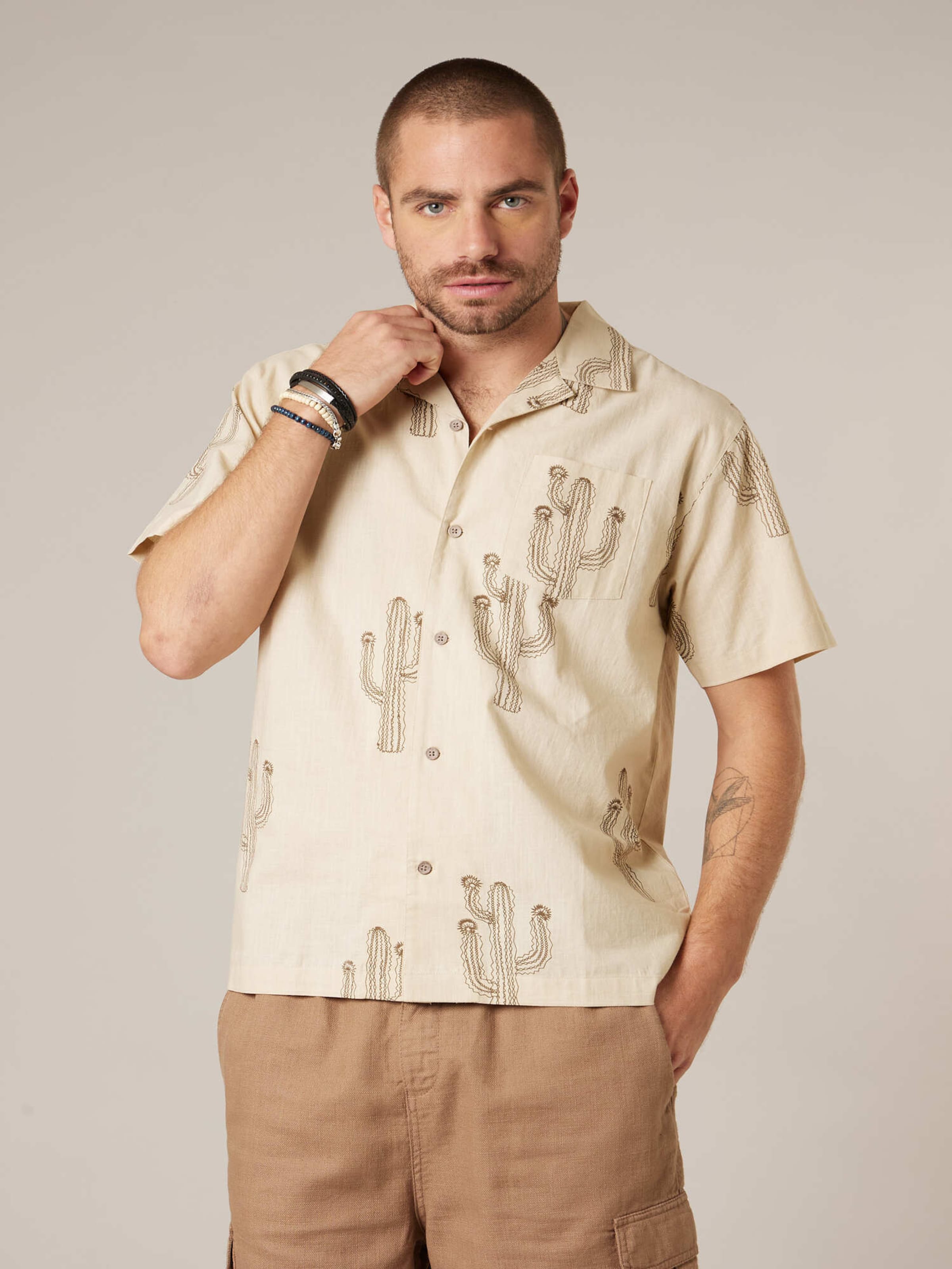 Deeluxe Рубашка на пуговицах 'Cody' Regular fit в светло-бежевом цвете
Deeluxe Рубашка на пуговицах 'Cody' Regular fit в светло-бежевом цвете