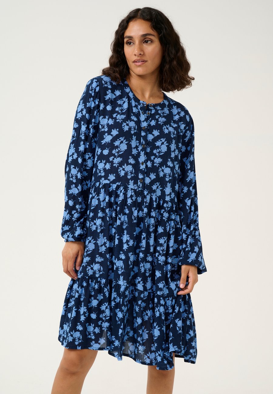Платье Kaffe KAEVITY AMBER DRESS, Midnight M Ebb Flow Flower/Blue
Платье Kaffe KAEVITY AMBER DRESS, Midnight M Ebb Flow Flower/Blue