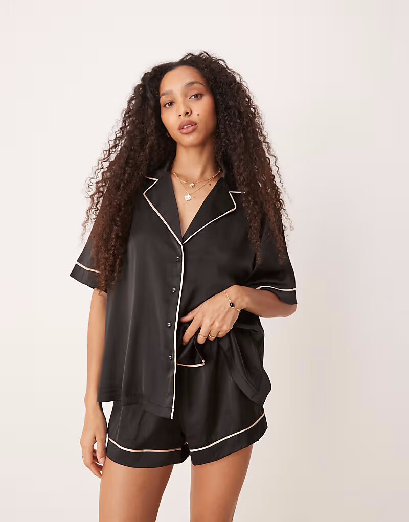 Комплект из атласной рубашки с короткими рукавами и короткой пижамы ASOS DESIGN черного цвета
Комплект из атласной рубашки с короткими рукавами и короткой пижамы ASOS DESIGN черного цвета