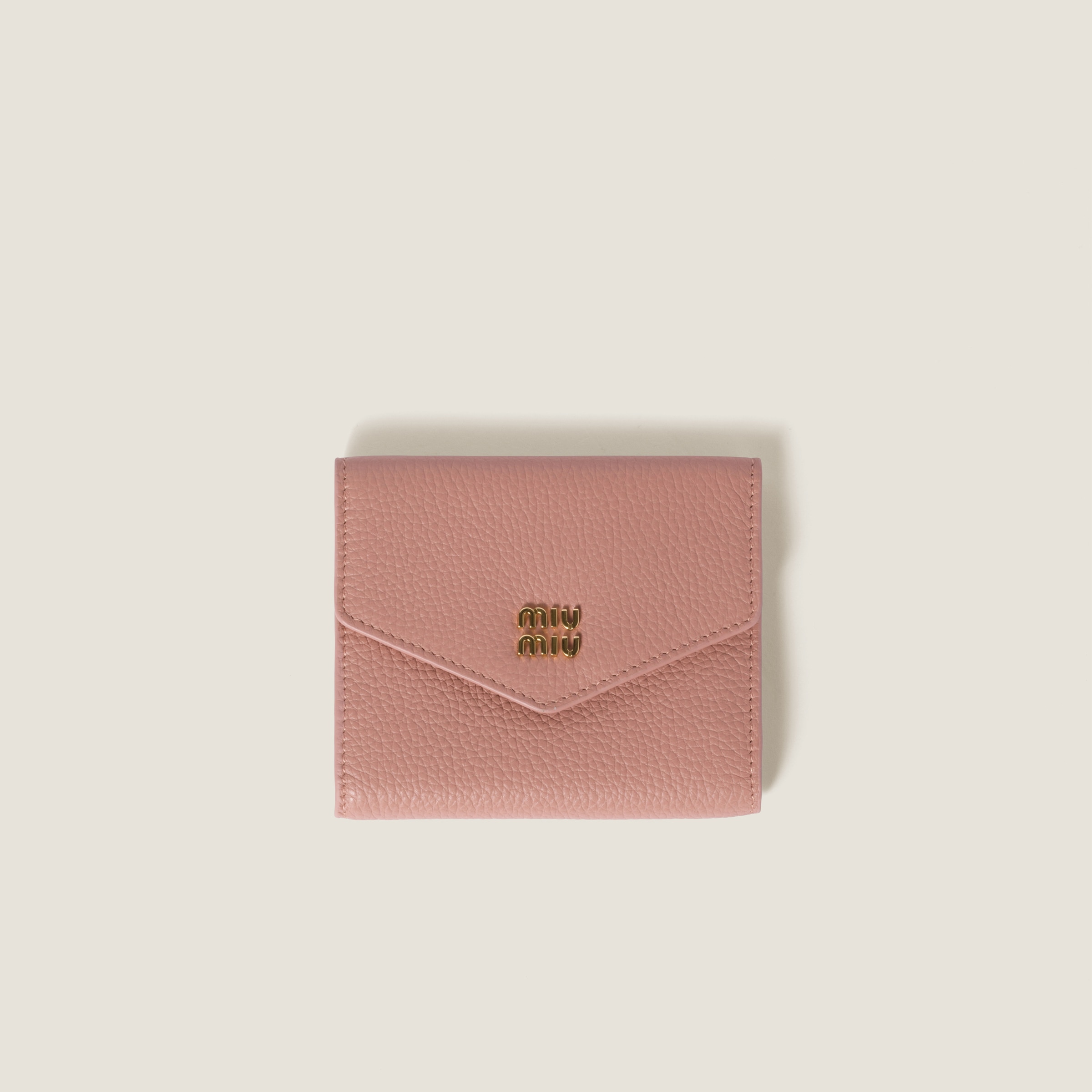 Маленький кожаный кошелек MIU MIU, орхидея розовая
Маленький кожаный кошелек MIU MIU, орхидея розовая