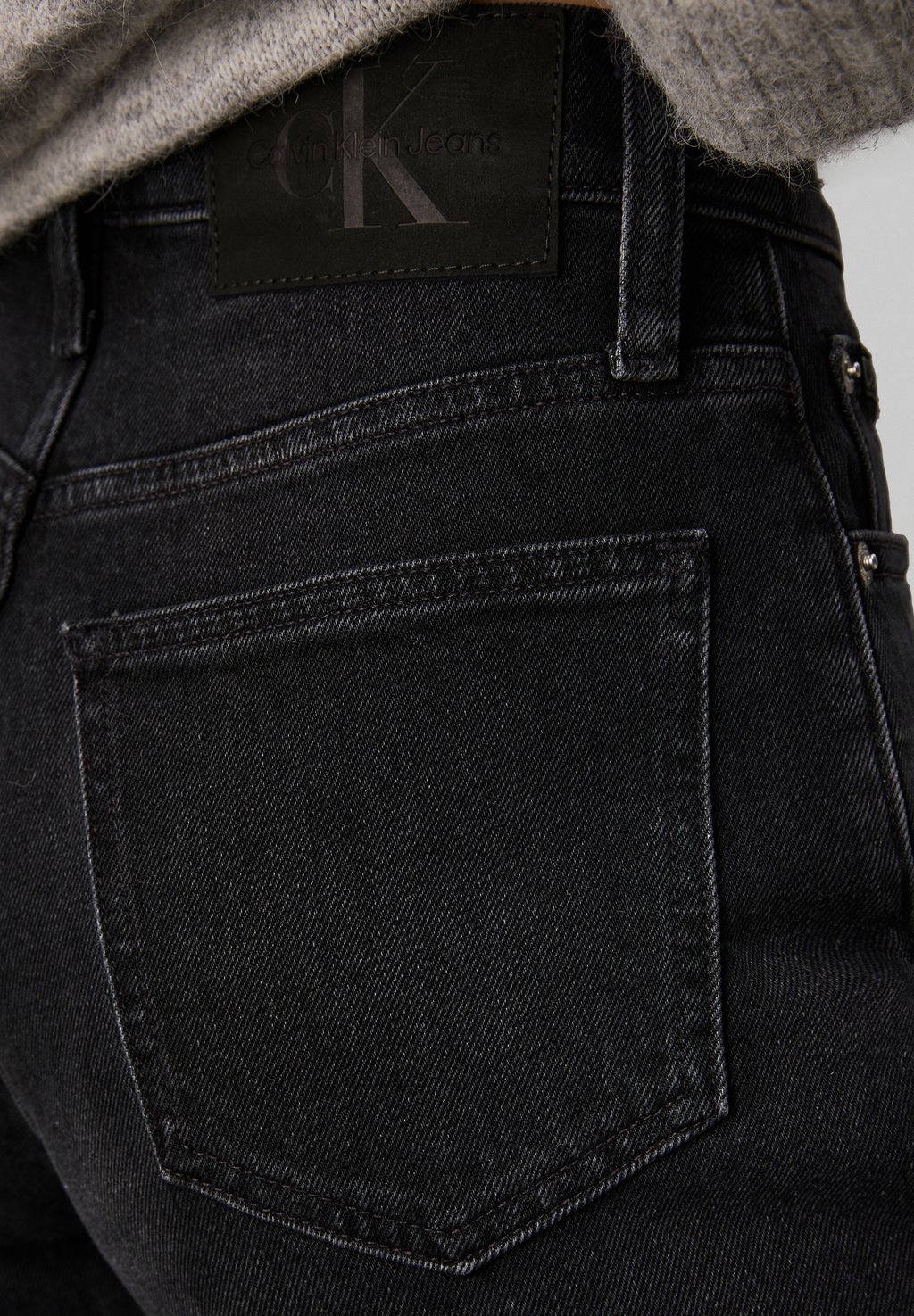 Джинсы свободного кроя Calvin Klein Jeans, черный деним
Джинсы свободного кроя Calvin Klein Jeans, черный деним