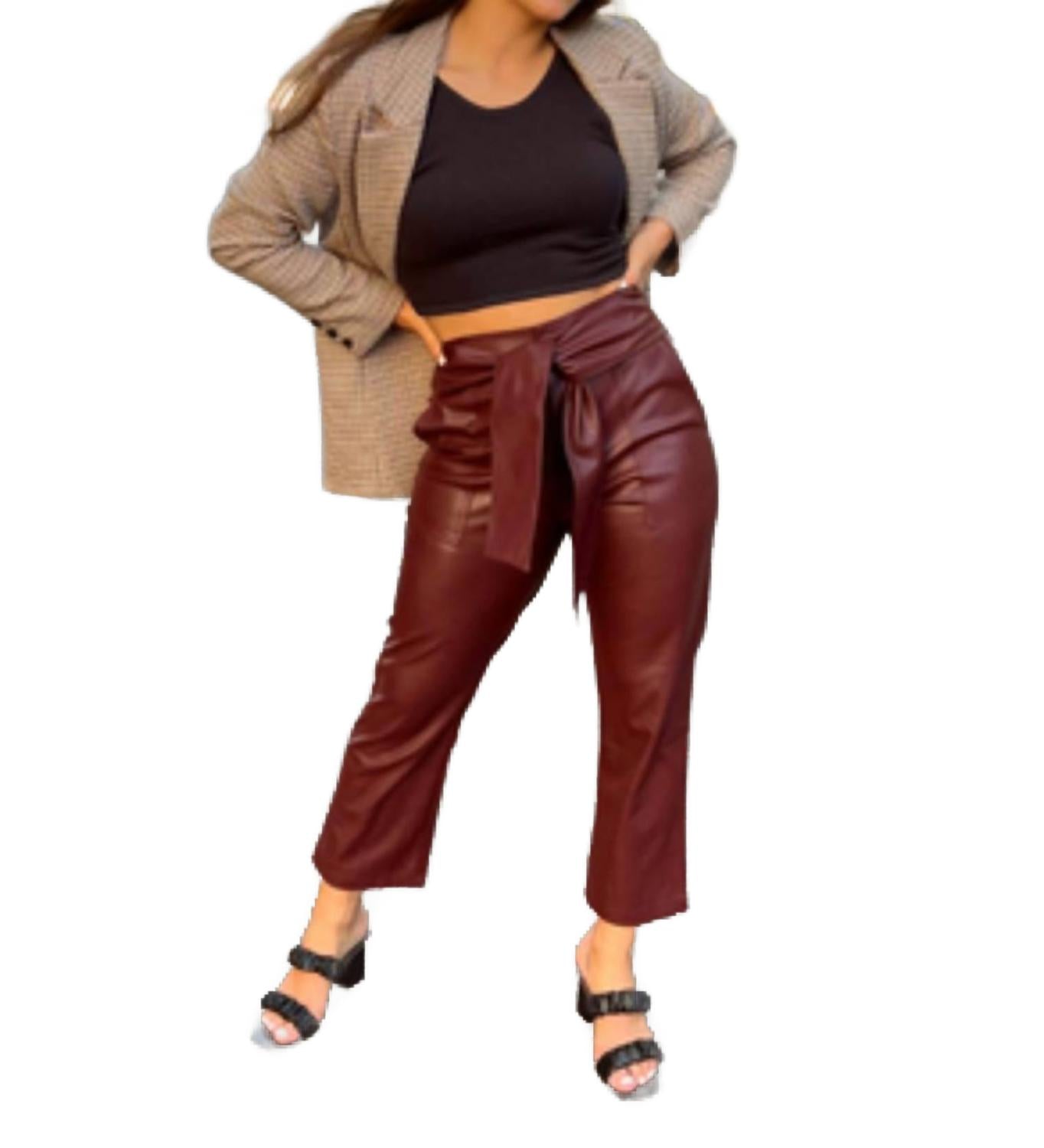 Брюки до щиколотки с поясом из искусственной кожи в бордовом цвете LUCY PARIS 
Брюки до щиколотки с поясом из искусственной кожи в бордовом цвете LUCY PARIS