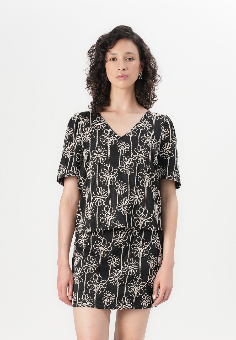 Блуза Object OBJCAMI V NECK, Black/Sandshell/Black
Блуза Object OBJCAMI V NECK, Black/Sandshell/Black