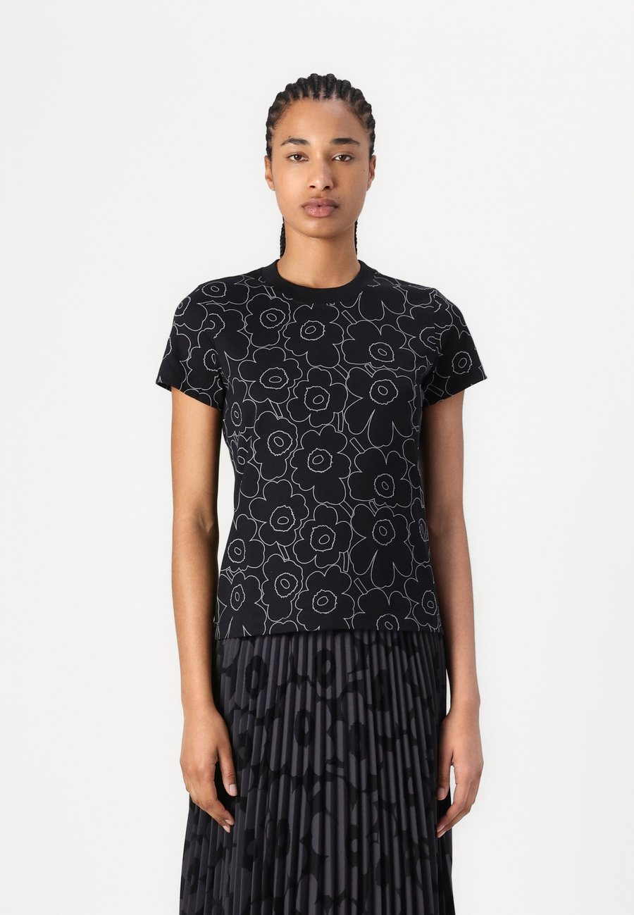 Футболка Marimekko HELEYS PIIRTO UNIKKO, Black/Grey/Black
Футболка Marimekko HELEYS PIIRTO UNIKKO, Black/Grey/Black