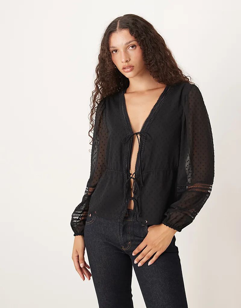 Черная блузка с длинными рукавами и завязкой спереди от Abercrombie & Fitch
Черная блузка с длинными рукавами и завязкой спереди от Abercrombie & Fitch