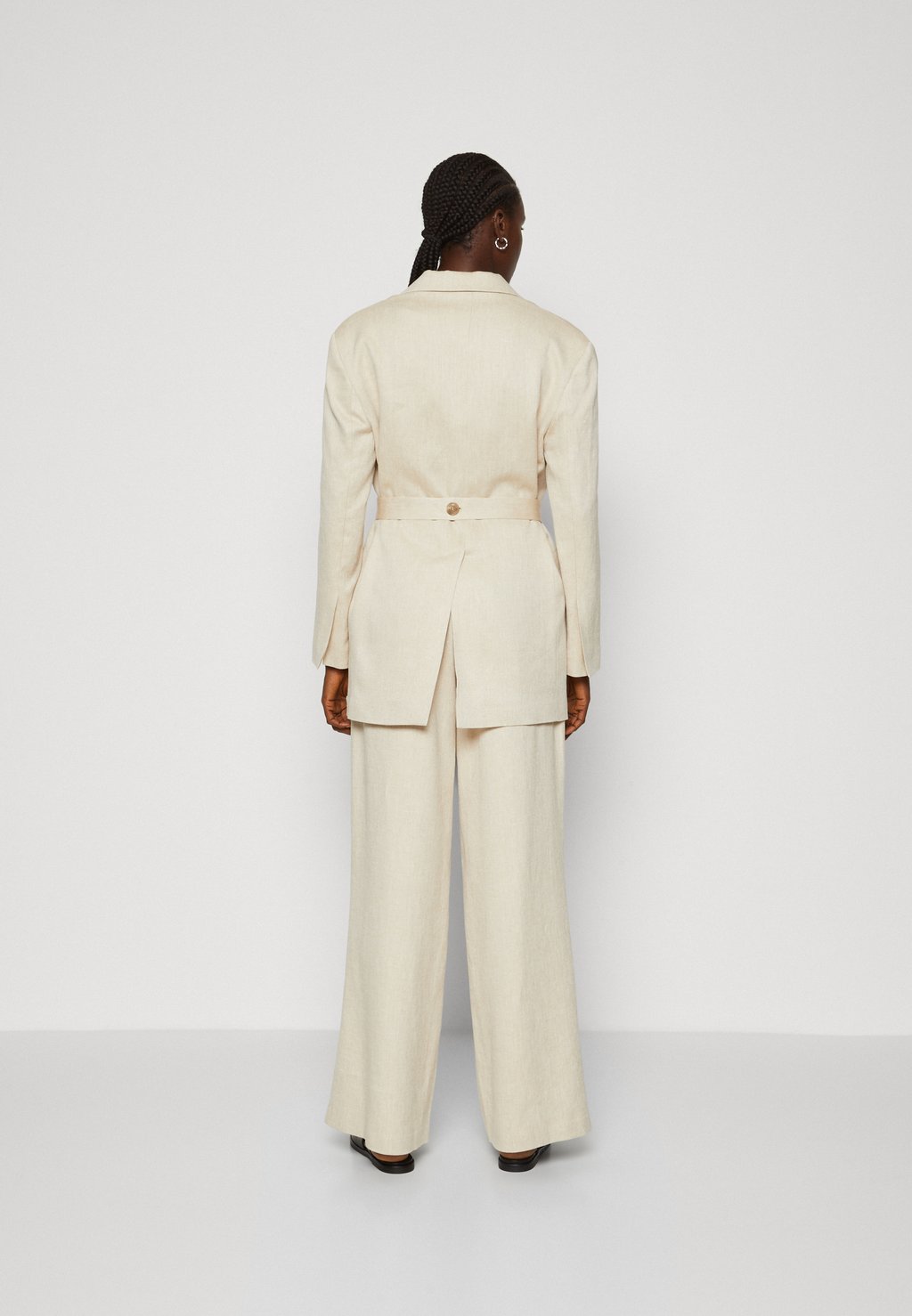 Короткое пальто AESTAS BLANCHE, песочный
Короткое пальто AESTAS BLANCHE, песочный