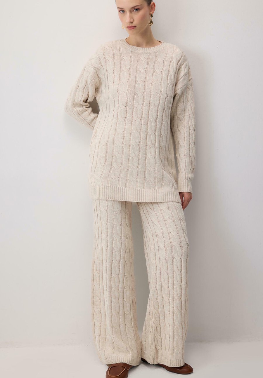 Джемпер Touché Privé TWISTED PATTERNED, Grey/Stone
Джемпер Touché Privé TWISTED PATTERNED, Grey/Stone