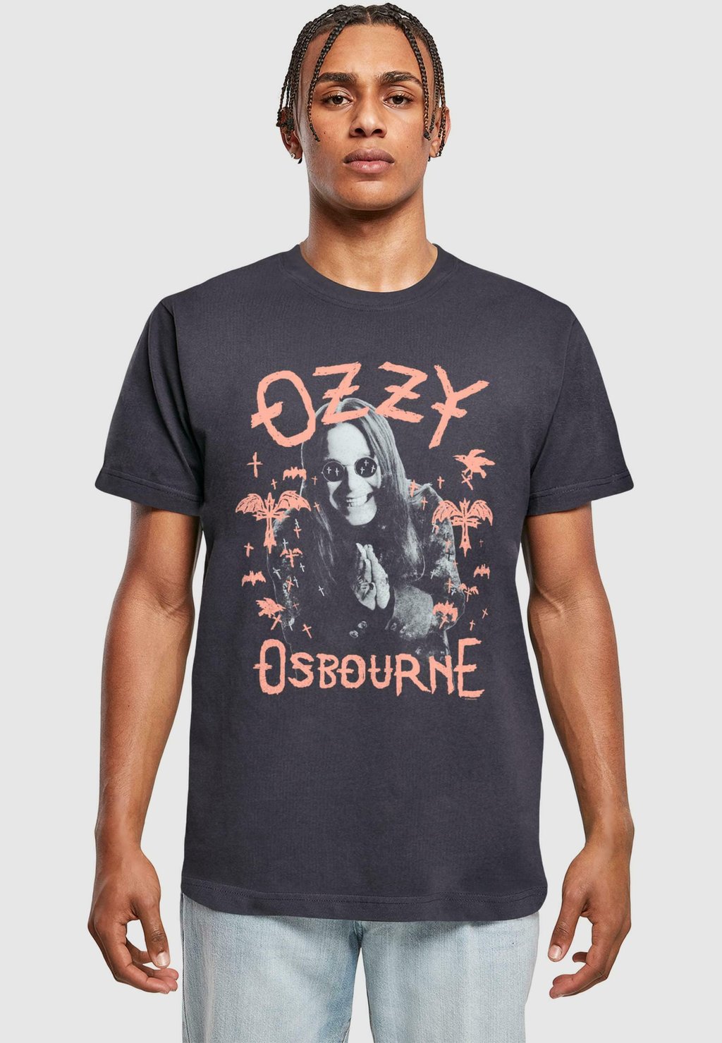 Футболка с принтом OZZY OSBOURNE PINK BAT Merchcode, темно-синий 
Футболка с принтом OZZY OSBOURNE PINK BAT Merchcode, темно-синий