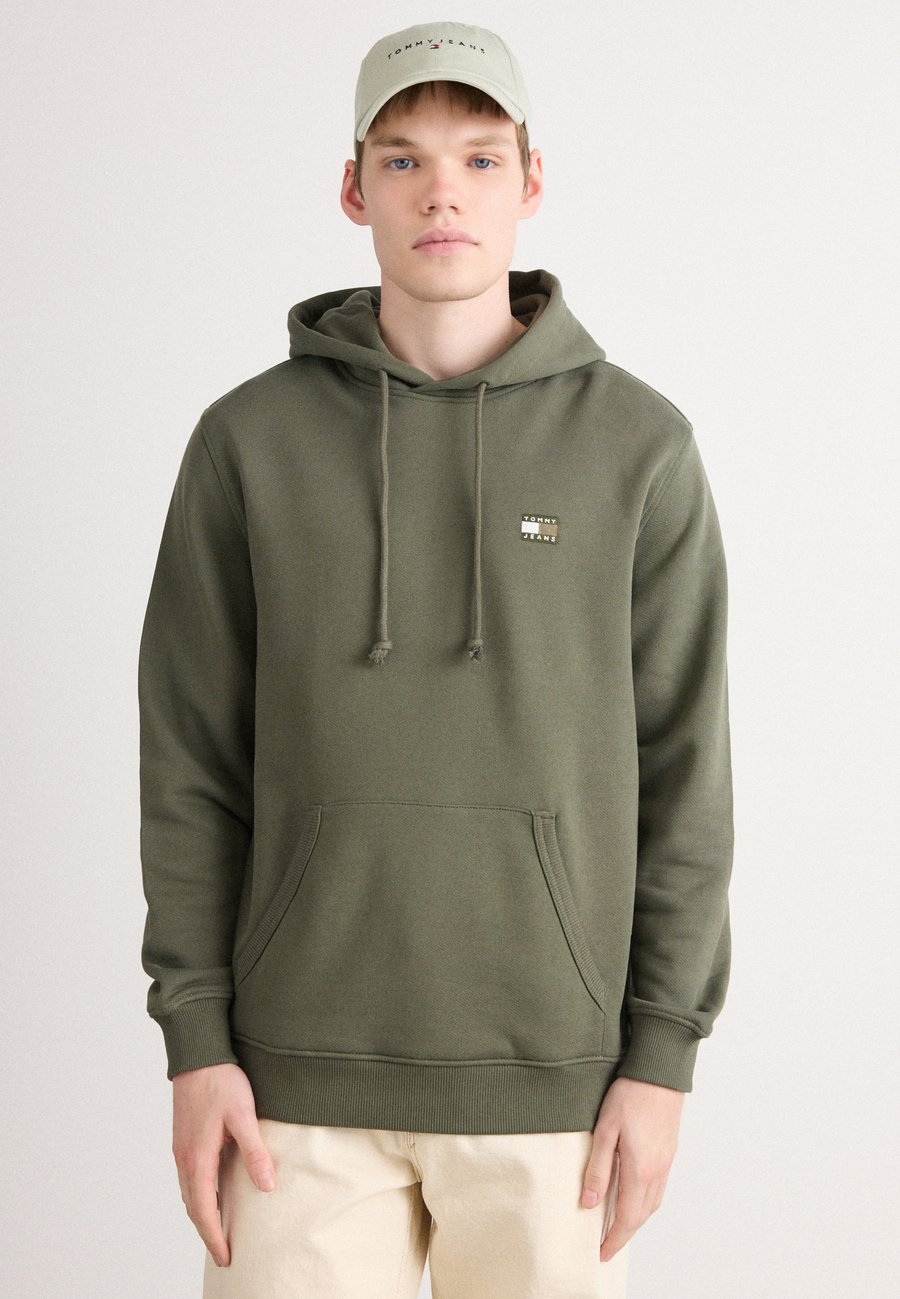 Толстовка Tommy Jeans BADGE HOODIE, Pewter Green/Khaki
Толстовка Tommy Jeans BADGE HOODIE, Pewter Green/Khaki