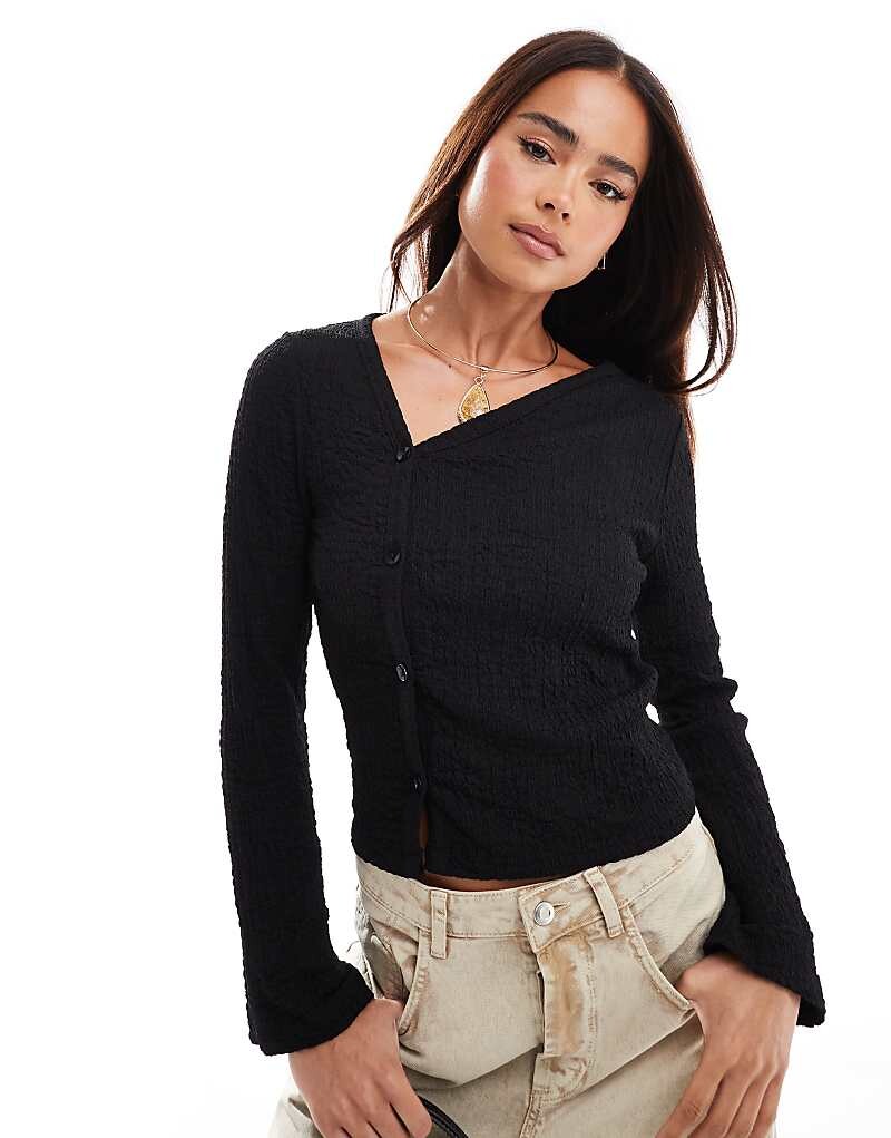 ASOS DESIGN – черный текстурированный топ с асимметричной застежкой на пуговицы спереди
ASOS DESIGN – черный текстурированный топ с асимметричной застежкой на пуговицы спереди