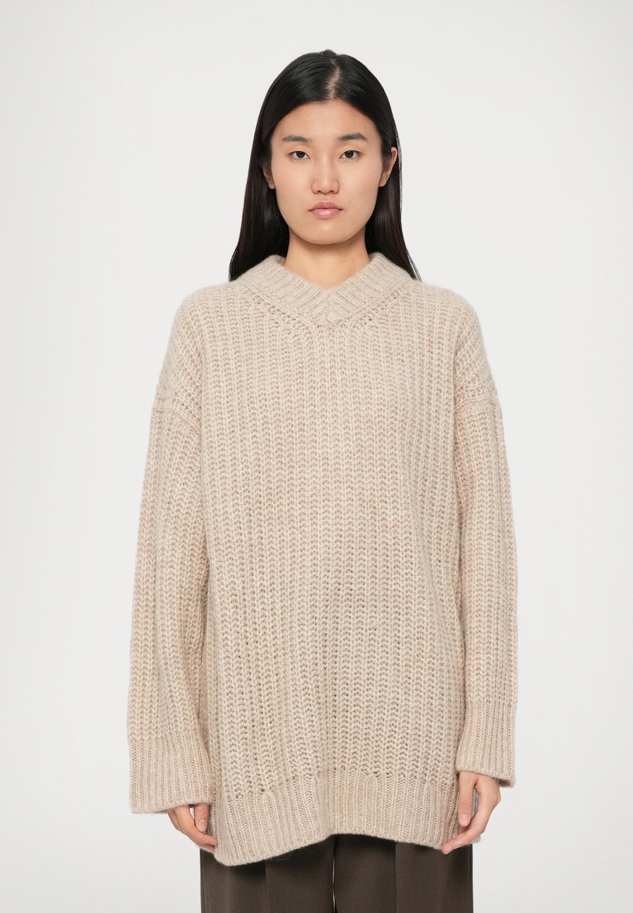 Джемпер Filippa K SOFT V NECK SWEATER, Light Beige/Beige
Джемпер Filippa K SOFT V NECK SWEATER, Light Beige/Beige