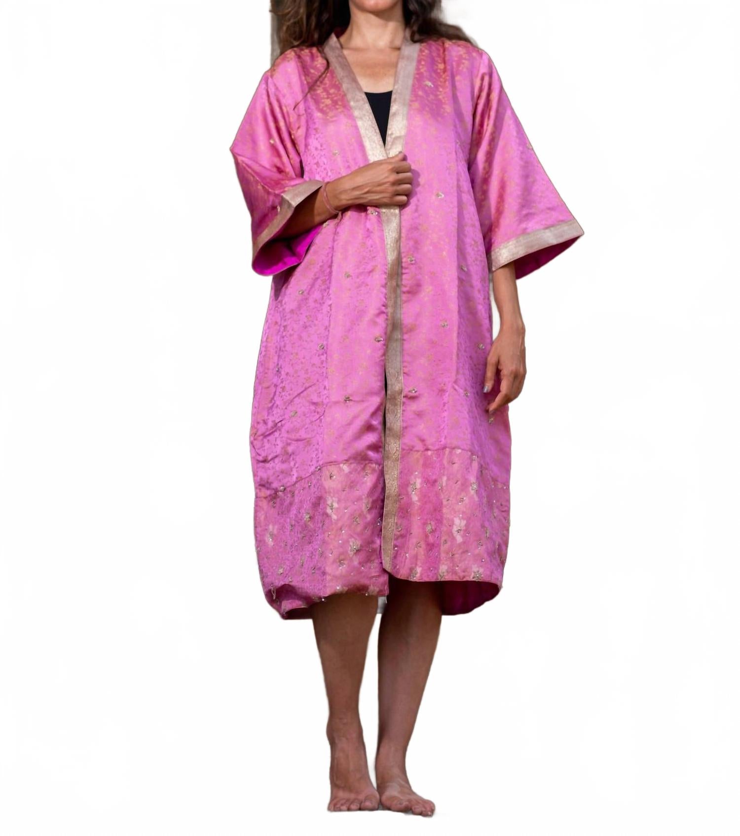 Афродита Шелковое сари Один размер Кимоно в розовом StandAwt
Афродита Шелковое сари Один размер Кимоно в розовом StandAwt