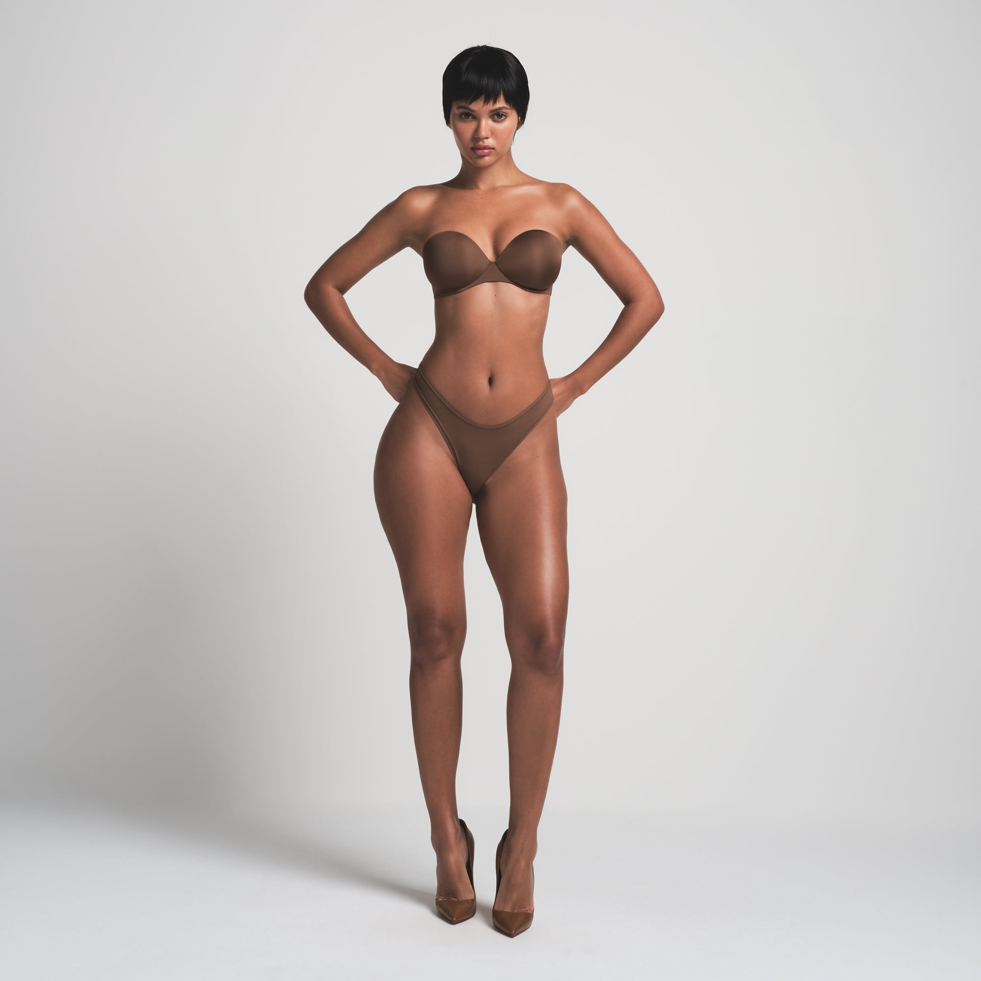 Бюстгальтер пуш-ап без бретелек SKIMS, цвет jasper
Бюстгальтер пуш-ап без бретелек SKIMS, цвет jasper