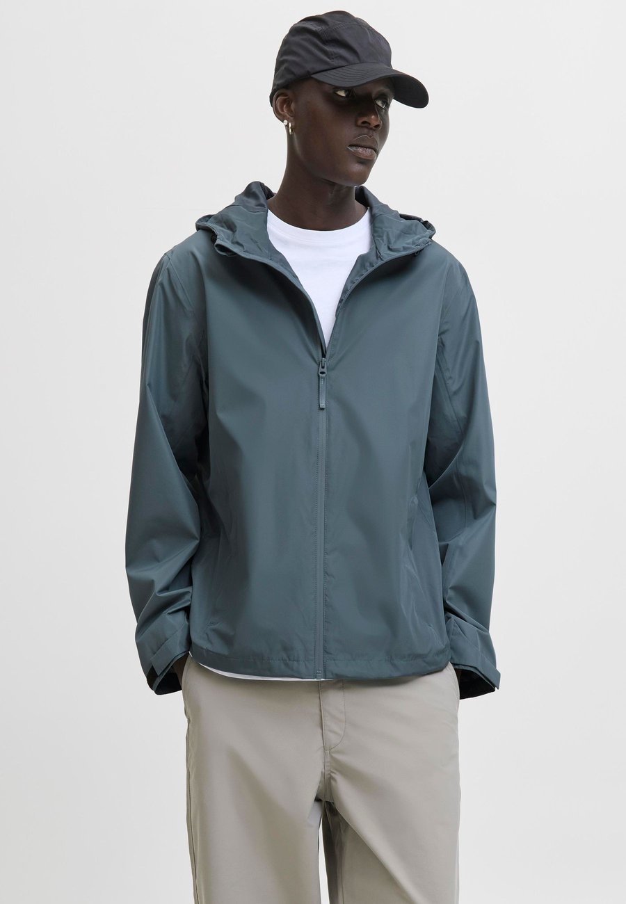 Куртка Jack & Jones JJEFLYNN FUNCTIONAL , Stormy Weather/Dark Grey
Куртка Jack & Jones JJEFLYNN FUNCTIONAL , Stormy Weather/Dark Grey