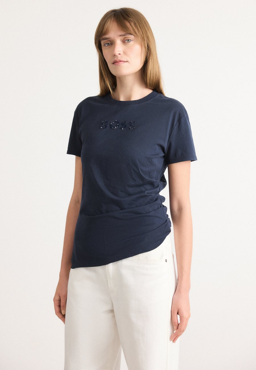 Футболка BOSS EPKA, Navy/Dark Blue, Синий, Футболка BOSS EPKA, Navy/Dark Blue
Футболка BOSS EPKA, Navy/Dark Blue, Синий, Футболка BOSS EPKA, Navy/Dark Blue