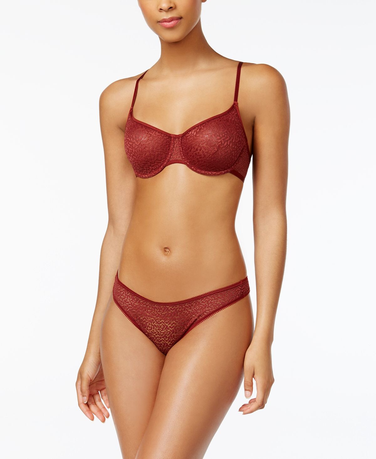 Прозрачный бюстгальтер и стринги из современного кружева DKNY
Прозрачный бюстгальтер и стринги из современного кружева DKNY