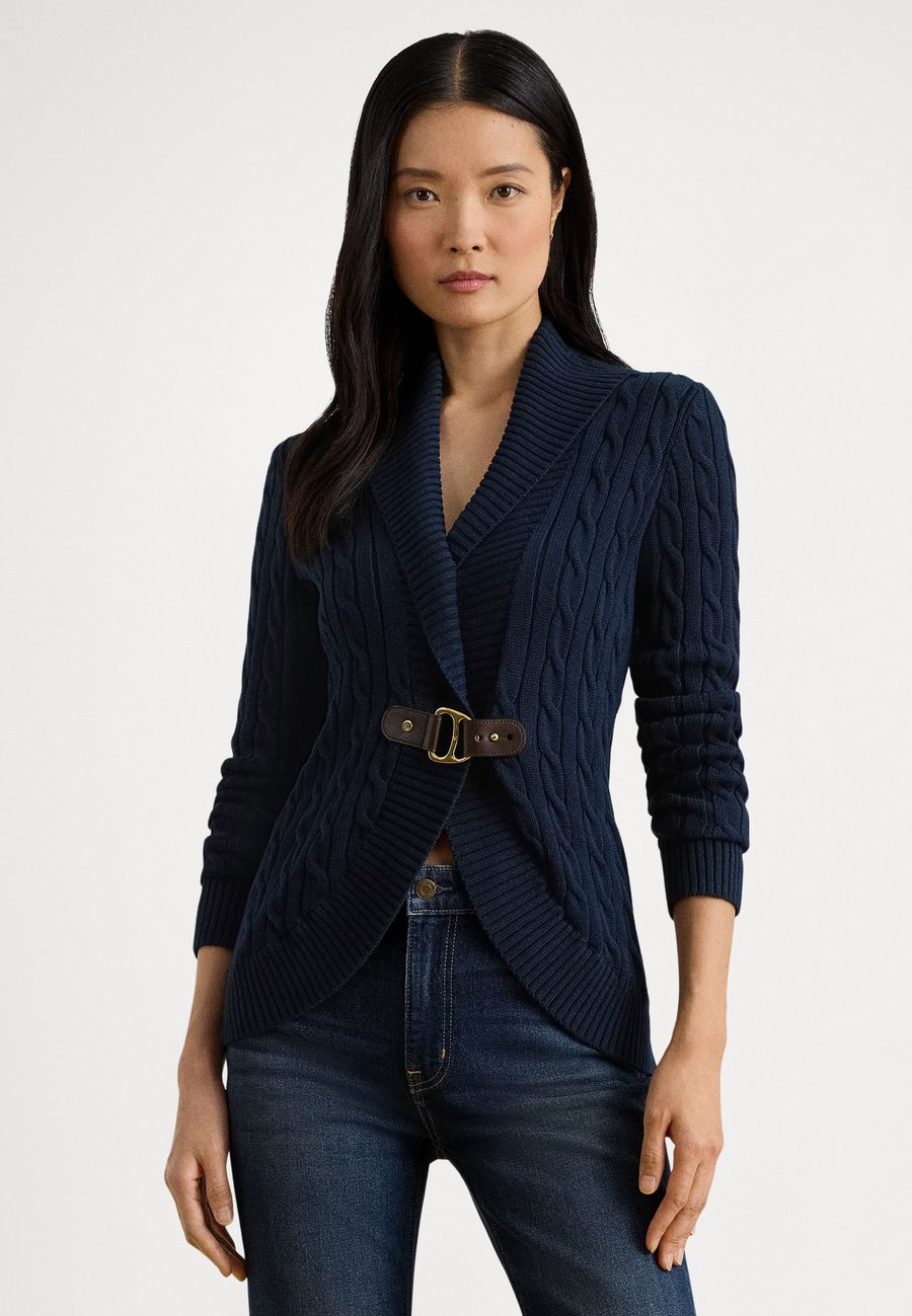 Кардиган Lauren Ralph Lauren BUCKLE-TRIM CABLE SHAWL-COLLAR CARDIGAN, Navy/Dark Blue
Кардиган Lauren Ralph Lauren BUCKLE-TRIM CABLE SHAWL-COLLAR CARDIGAN, Navy/Dark Blue