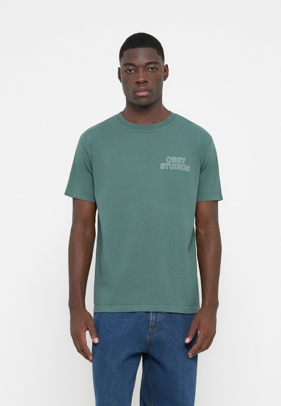 Футболка Obey Clothing OUTLINE UNISEX, Pigment Rainforest/Green, Зеленый, Футболка Obey Clothing OUTLINE UNISEX, Pigment Rainforest/Green
Футболка Obey Clothing OUTLINE UNISEX, Pigment Rainforest/Green, Зеленый, Футболка Obey Clothing OUTLINE UNISEX, Pigment Rainforest/Green