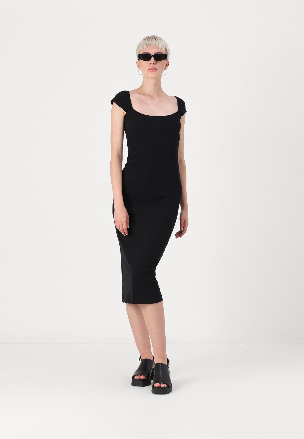 Дневное платье BARE LOW BACK MIDI Hollister Co., черный
Дневное платье BARE LOW BACK MIDI Hollister Co., черный