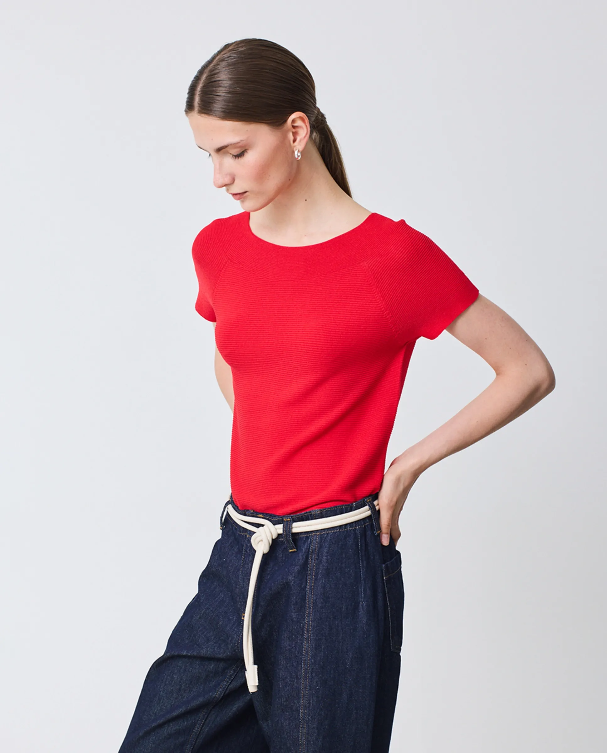 Женский свитер с лодочкой и спущенным рукавом, выполнена в оттоманском переплетении Escorpion, красный
Женский свитер с лодочкой и спущенным рукавом, выполнена в оттоманском переплетении Escorpion, красный