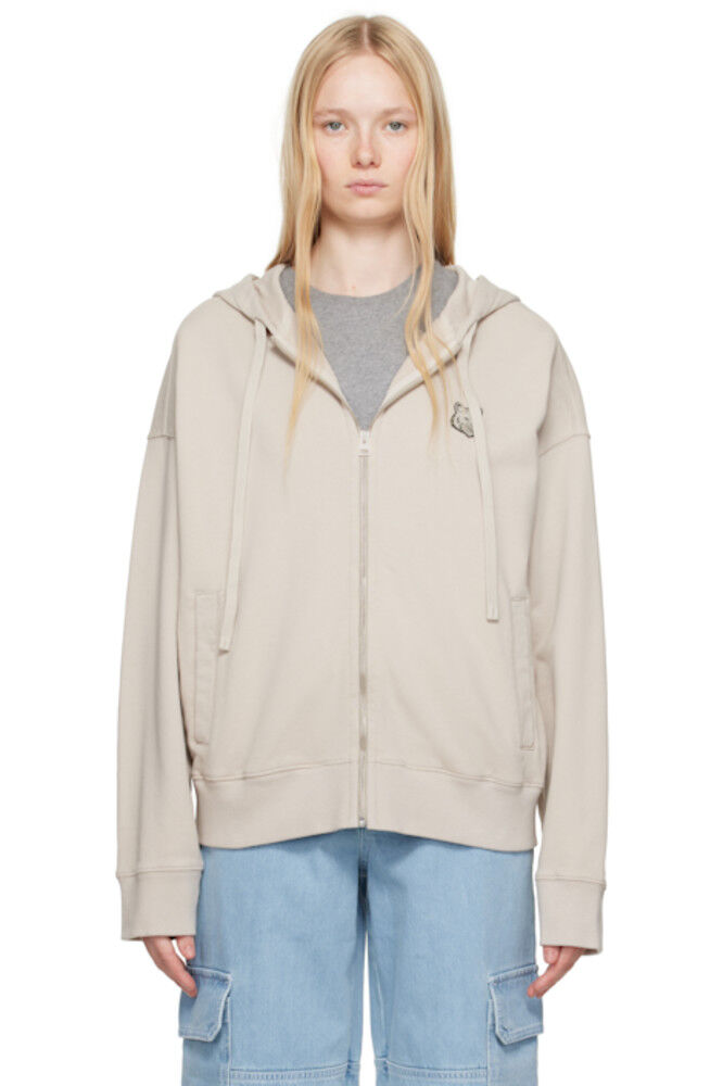 Бежевая толстовка с капюшоном и крупной нашивкой в виде головы лисы на молнии Maison Kitsuné
Бежевая толстовка с капюшоном и крупной нашивкой в виде головы лисы на молнии Maison Kitsuné