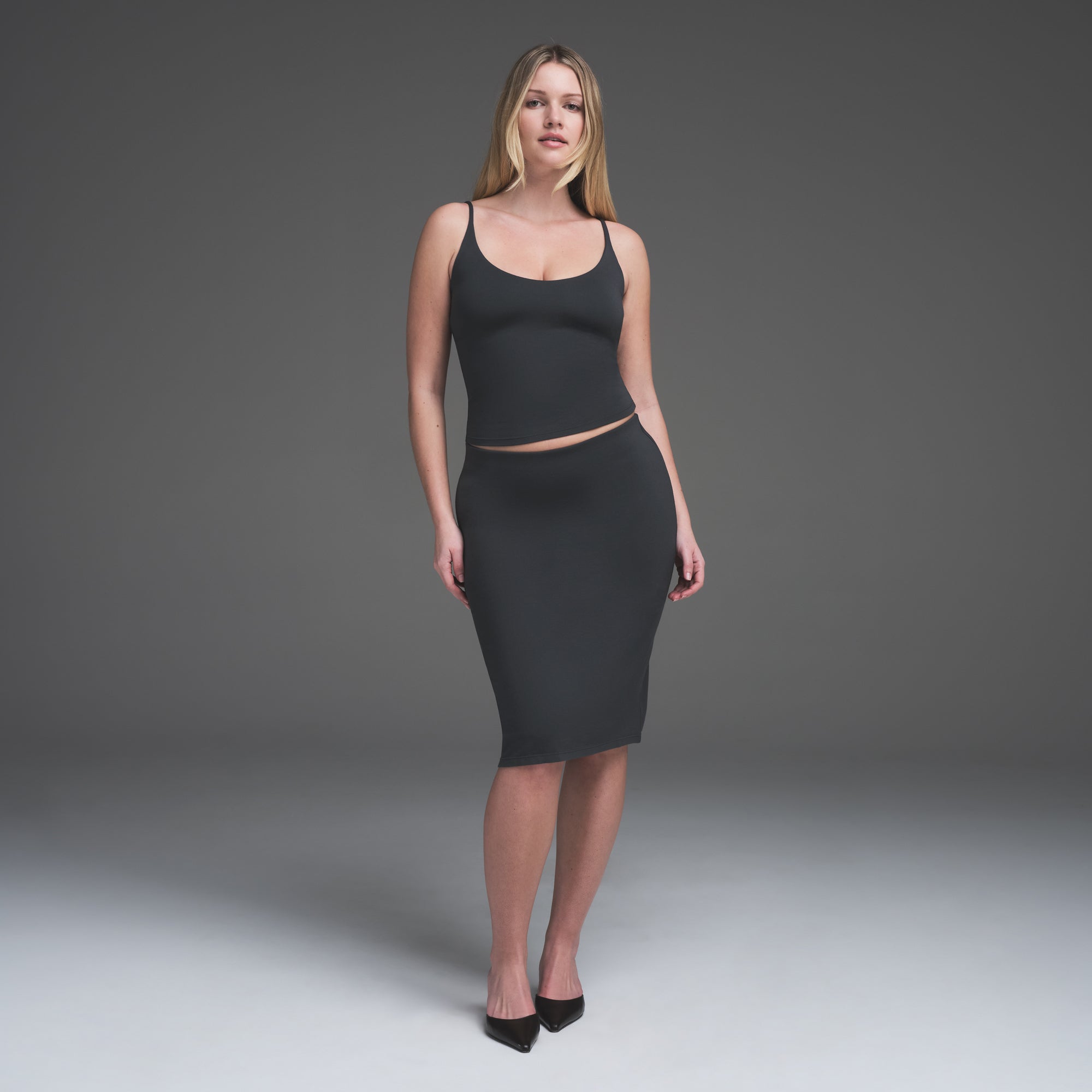 Топ с круглым вырезом SKIMS, цвет graphite
Топ с круглым вырезом SKIMS, цвет graphite