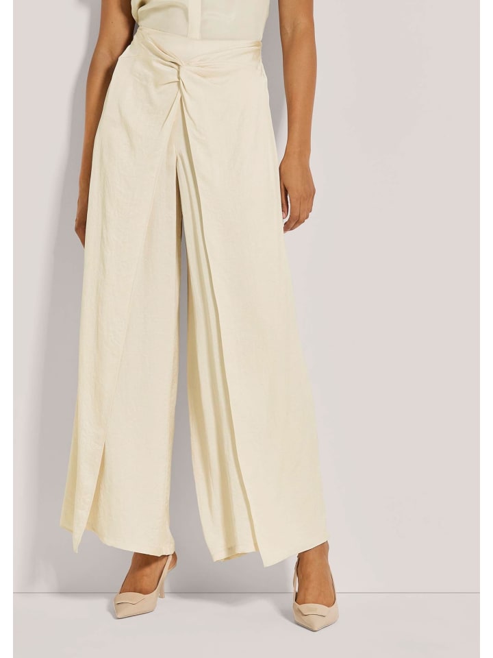 MADELEINE Летние брюки из ткани с накидкой через плечо жемчужно-белого цвета
MADELEINE Летние брюки из ткани с накидкой через плечо жемчужно-белого цвета