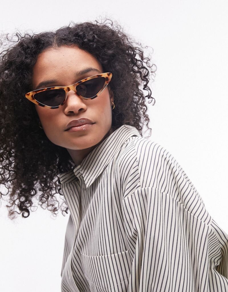 Topshop - Crocus - Солнцезащитные очки «кошачий глаз» изогнутой черепаховой расцветки
Topshop - Crocus - Солнцезащитные очки «кошачий глаз» изогнутой черепаховой расцветки