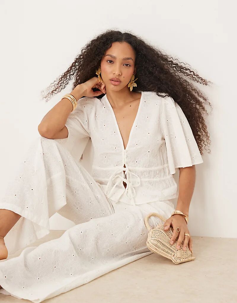 Топ с цветочной вышивкой ASOS DESIGN, завязка спереди, цвет "кремовый"
Топ с цветочной вышивкой ASOS DESIGN, завязка спереди, цвет "кремовый"