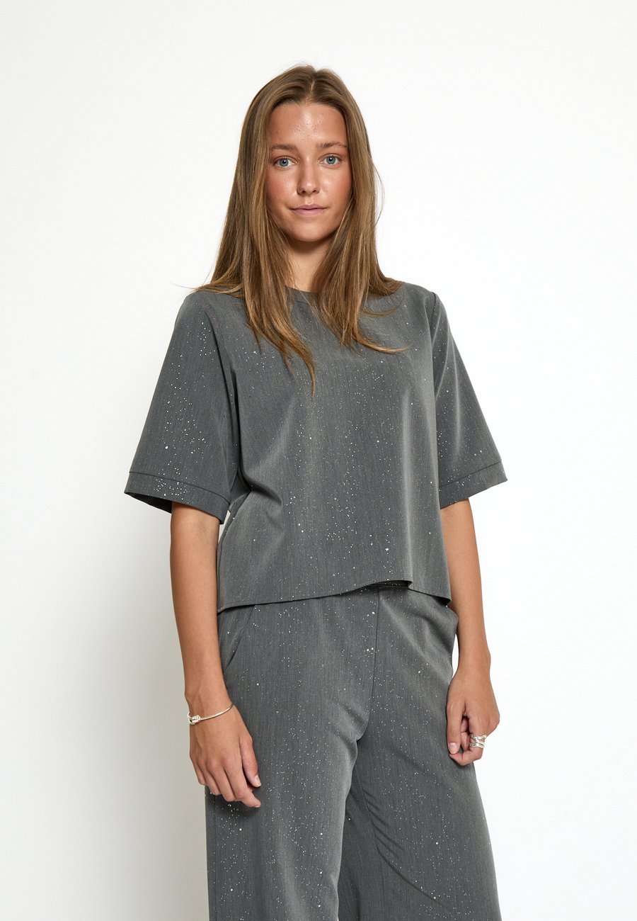 Блуза Desires Blouse, Dark Grey Print/Grey
Блуза Desires Blouse, Dark Grey Print/Grey