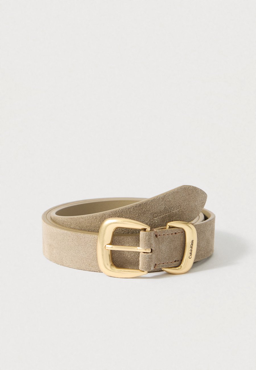 Ремень Calvin Klein STRAP, Desert Taupe/Antique Light Gold-Coloured/Taupe
Ремень Calvin Klein STRAP, Desert Taupe/Antique Light Gold-Coloured/Taupe