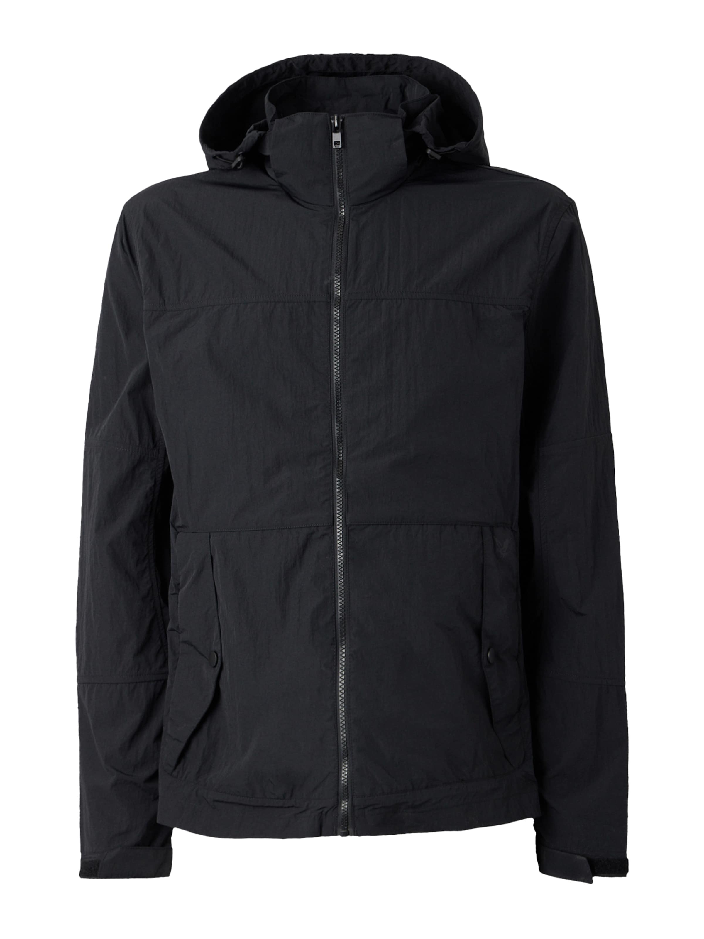 Lyle & Scott Куртка межсезонная 'Stow Away' в черном цвете
Lyle & Scott Куртка межсезонная 'Stow Away' в черном цвете