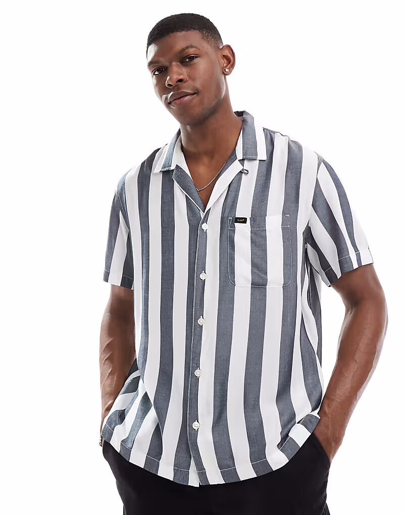 Рубашка Lee в стиле casual resort в полоску кремового и тёмно-синего цветов
Рубашка Lee в стиле casual resort в полоску кремового и тёмно-синего цветов