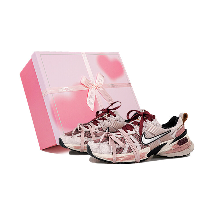 Кроссовки для бега V2K Run женские с низким верхом розового цвета Nike
Кроссовки для бега V2K Run женские с низким верхом розового цвета Nike