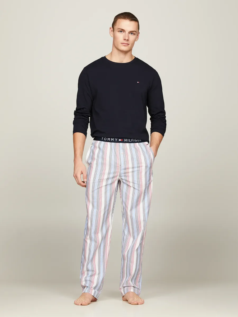 Пижама Tommy Hilfiger Underwear "LS PANT WOVEN SET PRINT" (комплект, 2 шт., 2 шт.), с поясом с логотипом, цвет Desert Sky / Global Stripe Ithaca
Пижама Tommy Hilfiger Underwear "LS PANT WOVEN SET PRINT" (комплект, 2 шт., 2 шт.), с поясом с логотипом, цвет Desert Sky / Global Stripe Ithaca