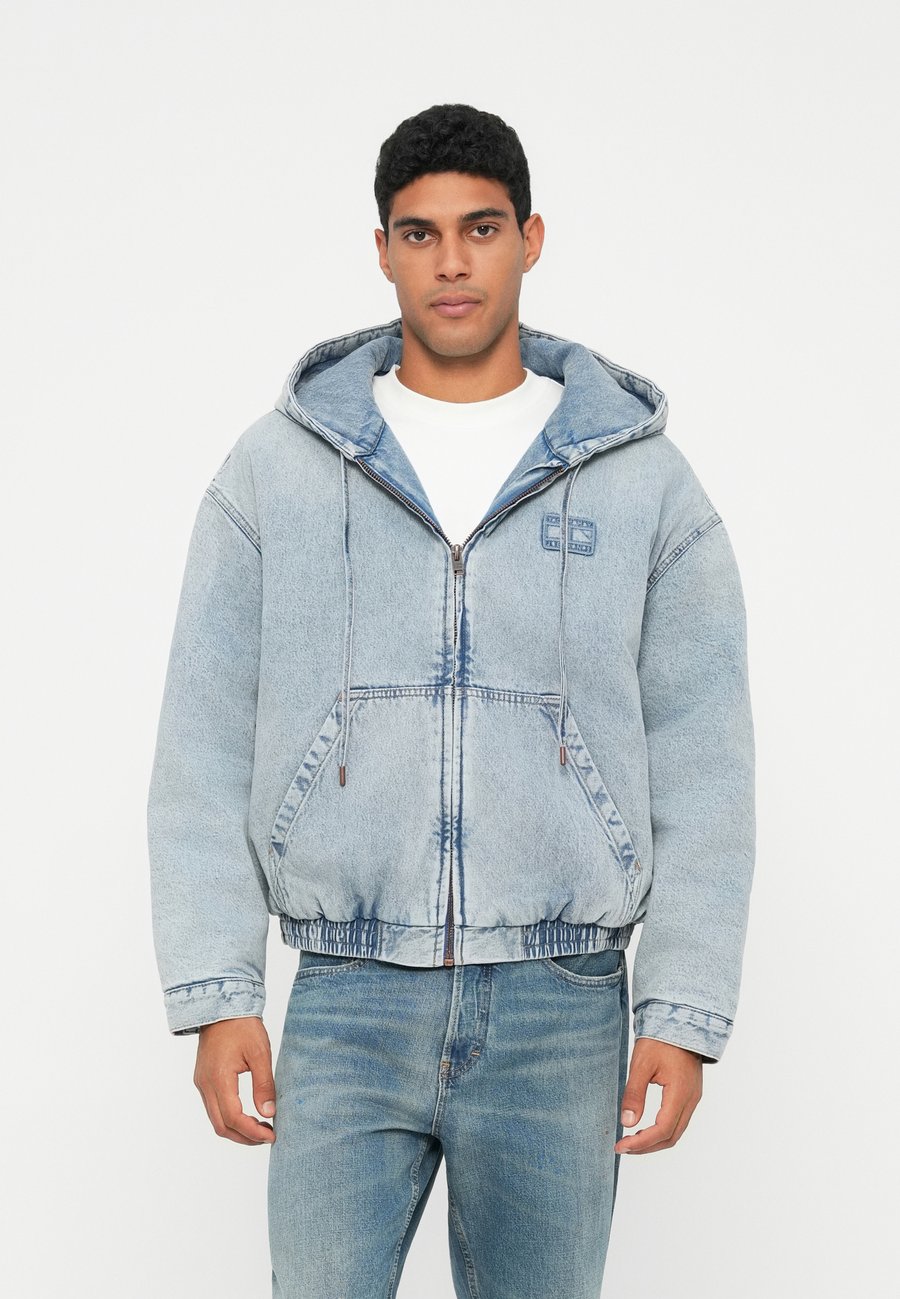 Куртка Tommy Jeans PADDED HOOD JACKET , Denim Light/Light-Blue Denim
Куртка Tommy Jeans PADDED HOOD JACKET , Denim Light/Light-Blue Denim