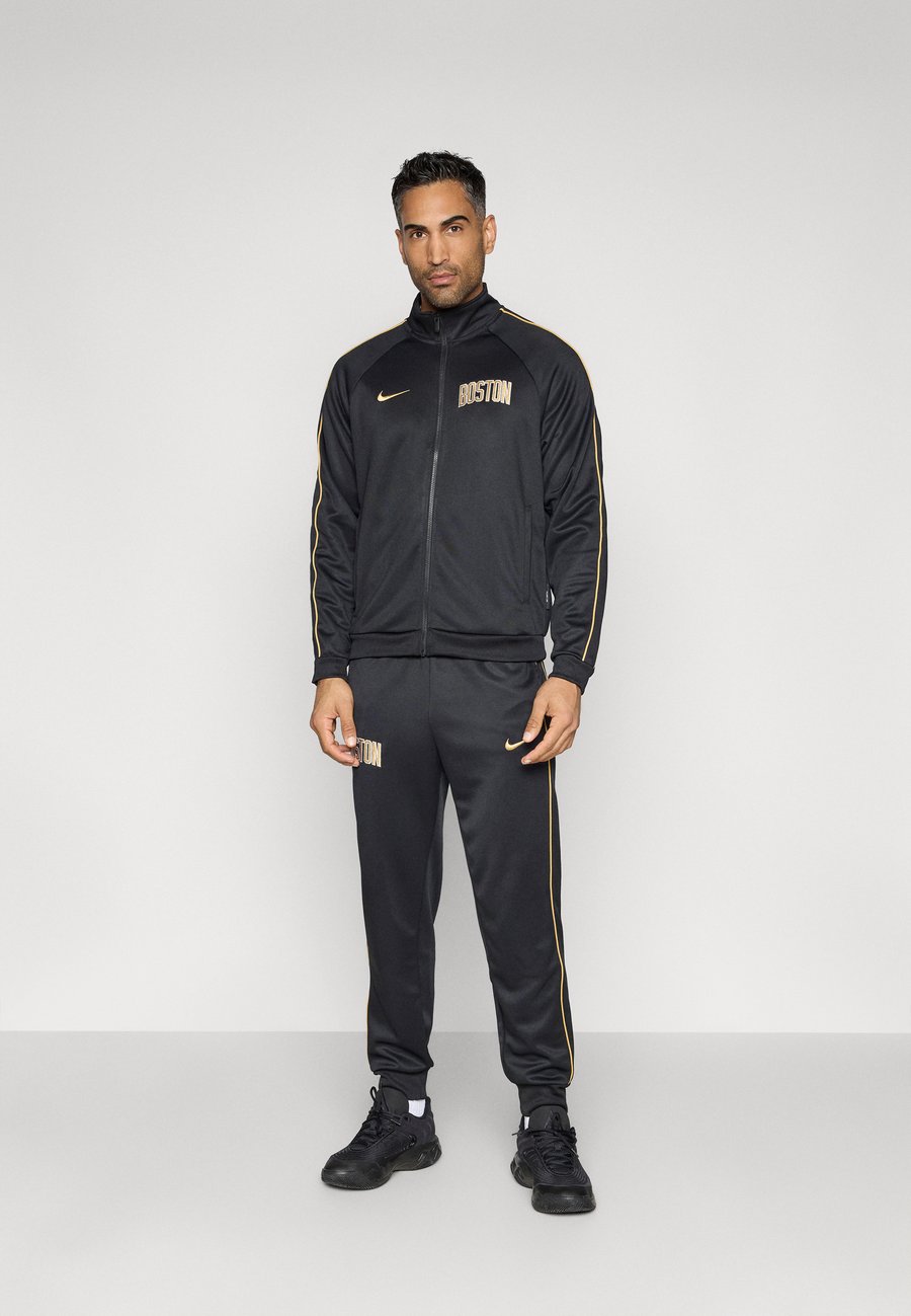 Спортивный костюм Nike Performance BOSTON CELTICS CITY EDITION TRACKSUIT, Black/Club Gold-Coloured/Black
Спортивный костюм Nike Performance BOSTON CELTICS CITY EDITION TRACKSUIT, Black/Club Gold-Coloured/Black