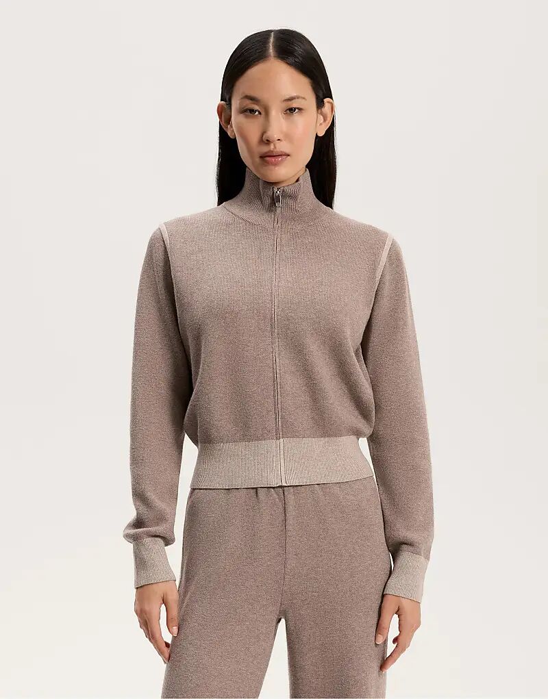 Трикотажная куртка OYSHO с контрастными деталями серого цвета
Трикотажная куртка OYSHO с контрастными деталями серого цвета