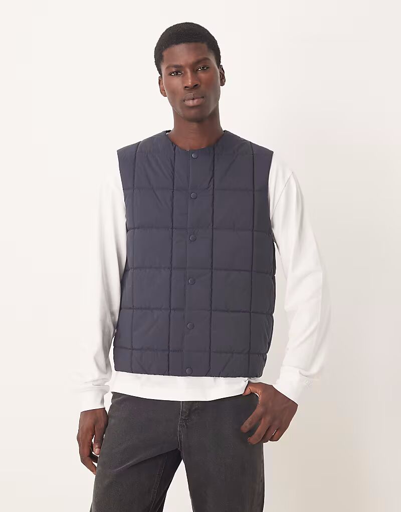 Утепленный жилет с застежкой-кнопкой спереди, темно-синего цвета Arket
Утепленный жилет с застежкой-кнопкой спереди, темно-синего цвета Arket