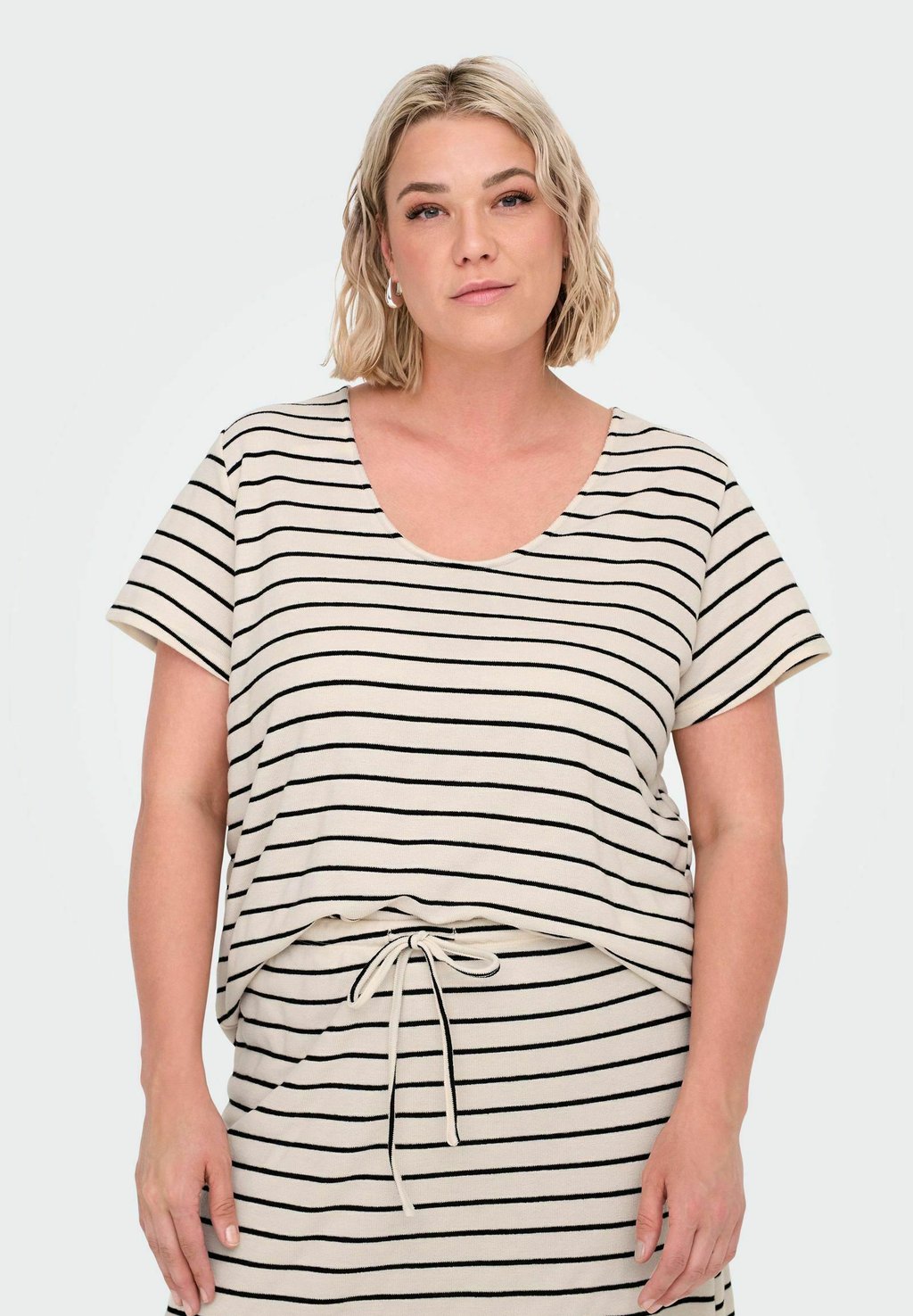 Футболка с принтом CARJANA ONLY Carmakoma, слоновая кость
Футболка с принтом CARJANA ONLY Carmakoma, слоновая кость