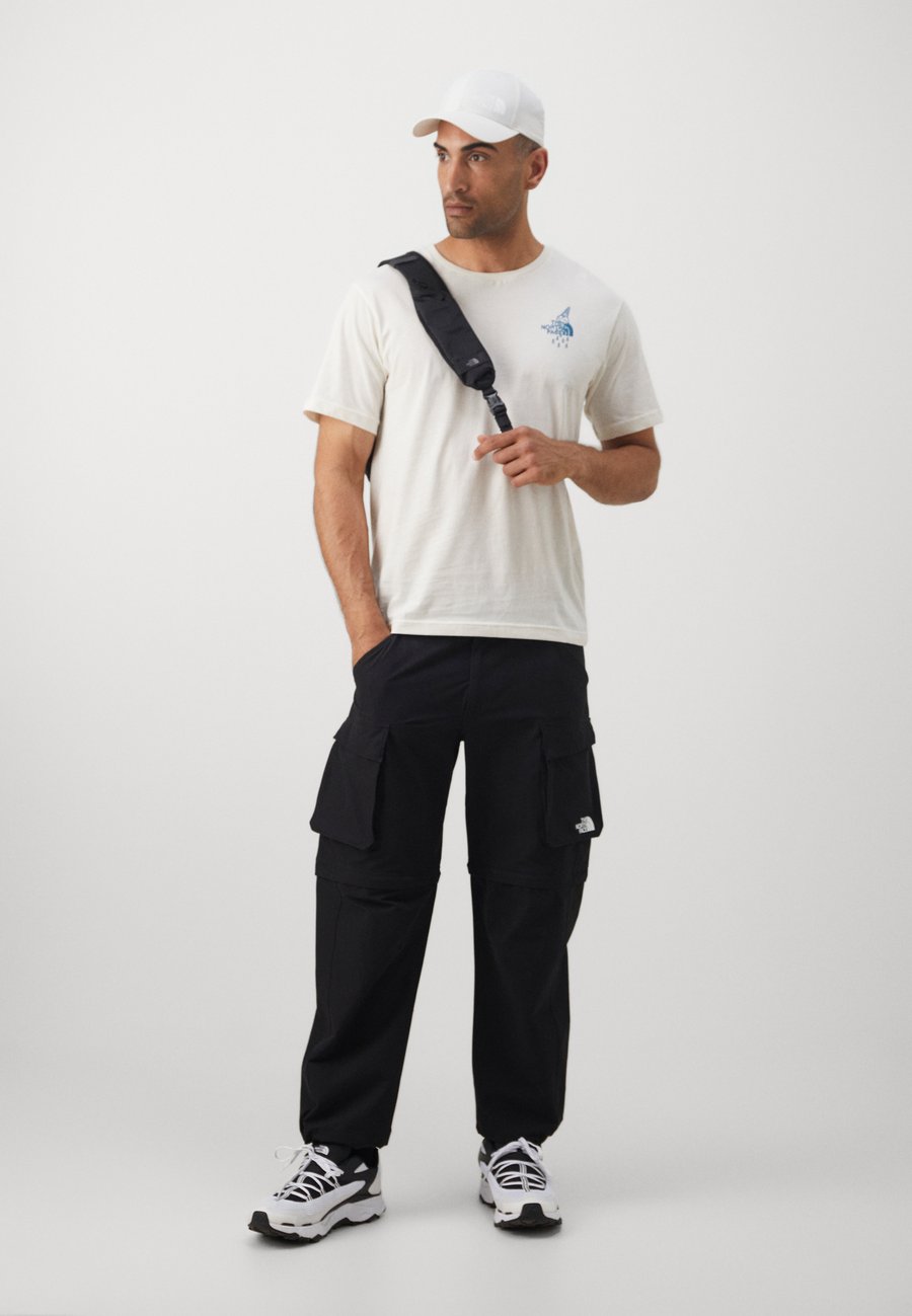 Футболка The North Face POWDER DAYS RELAXED TEE GRAPHIC UNISEX, White Dune/Off-White
Футболка The North Face POWDER DAYS RELAXED TEE GRAPHIC UNISEX, White Dune/Off-White