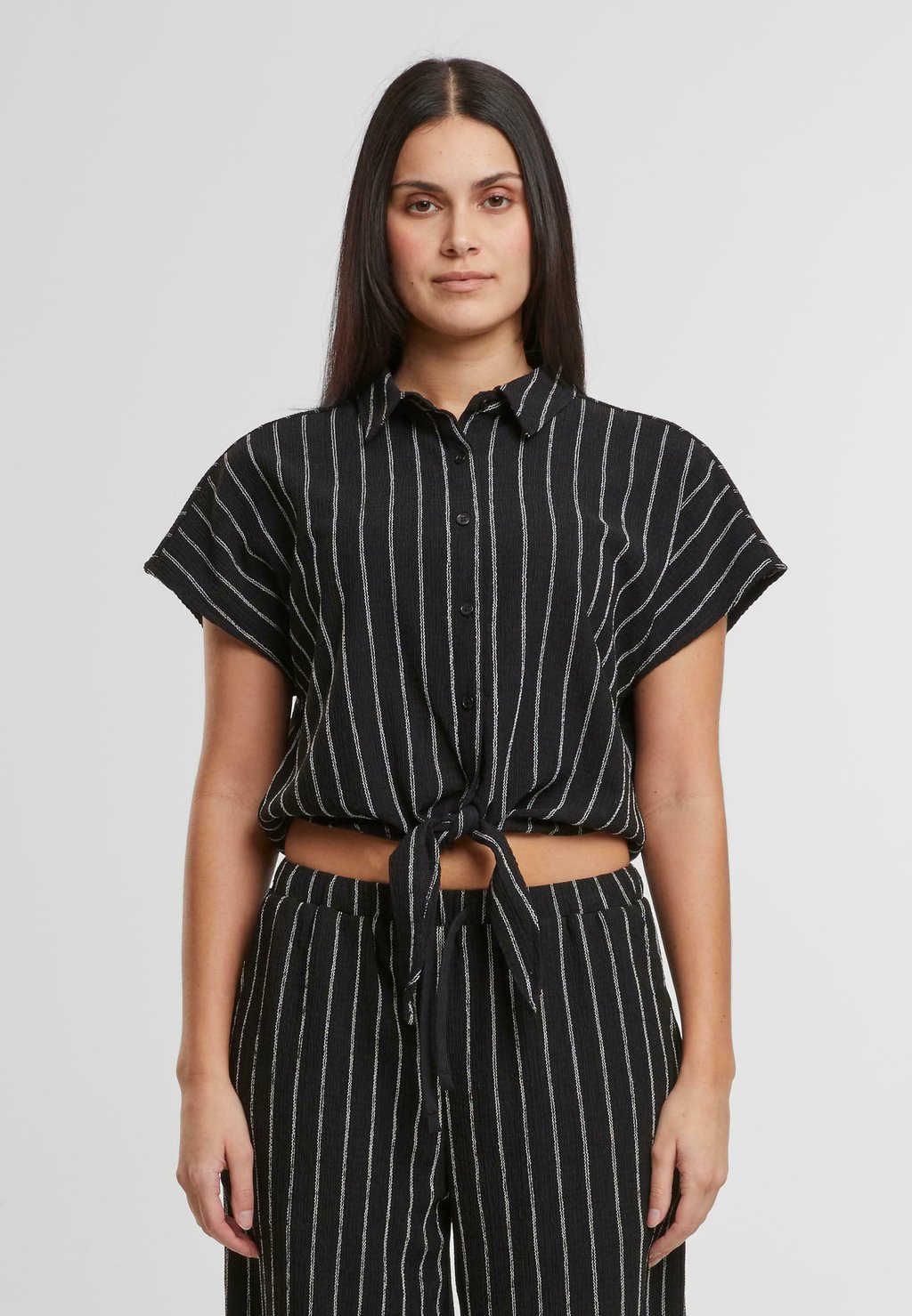 Рубашка STRUCTURED STRIPED TIED Urban Classics, черный
Рубашка STRUCTURED STRIPED TIED Urban Classics, черный