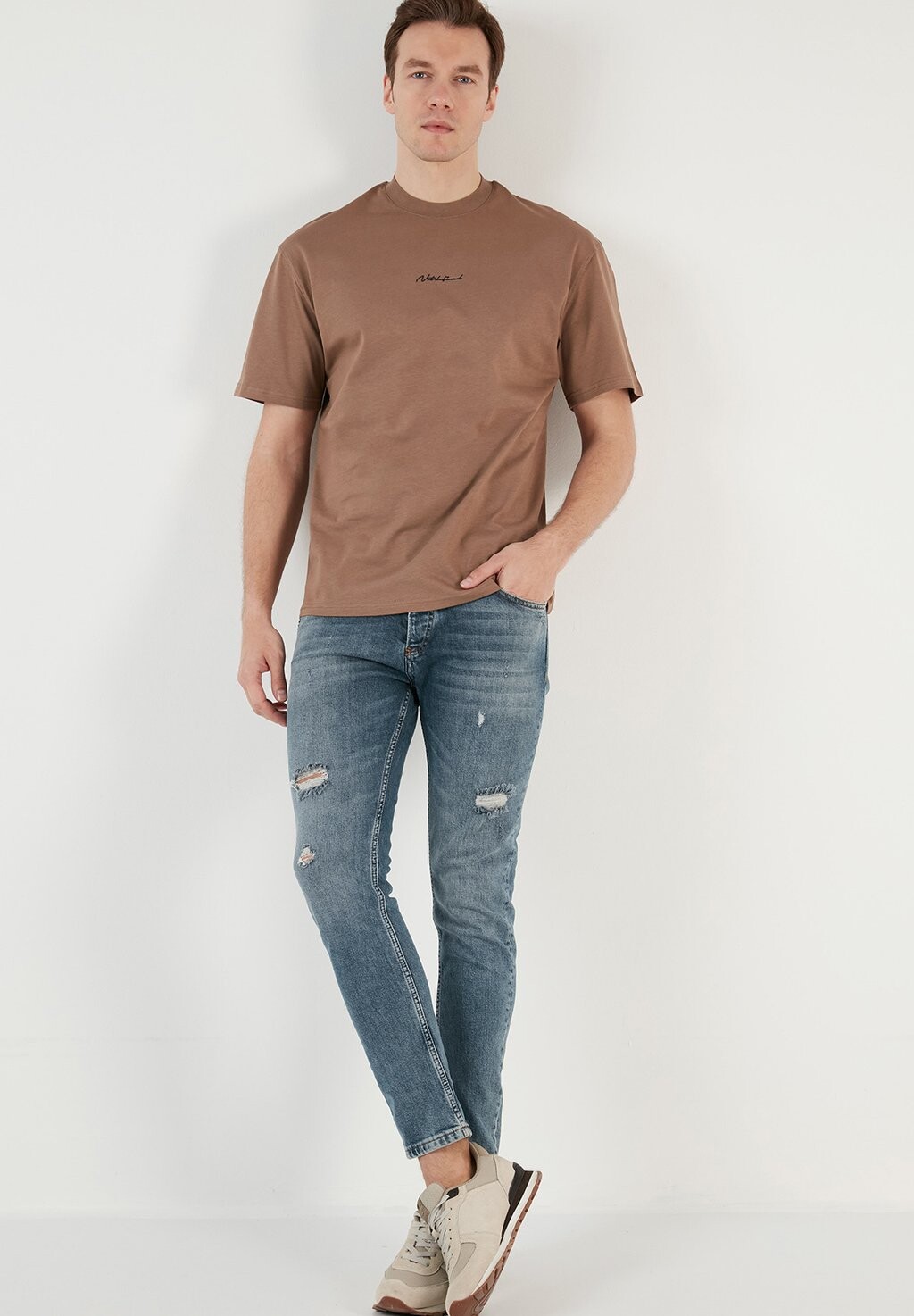 Базовая футболка Buratti, коричневая
Базовая футболка Buratti, коричневая